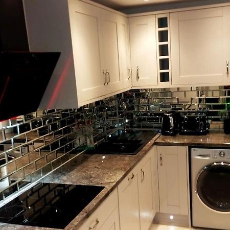Impeccable 2-Bed House Apartman London Kültér fotó