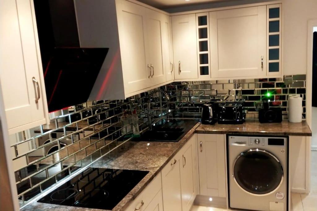 Impeccable 2-Bed House Apartman London Kültér fotó