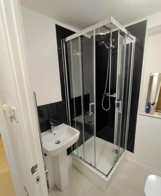 Impeccable 2-Bed House Apartman London Kültér fotó