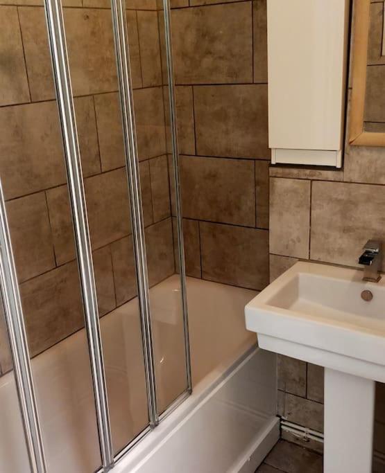 Impeccable 2-Bed House Apartman London Kültér fotó