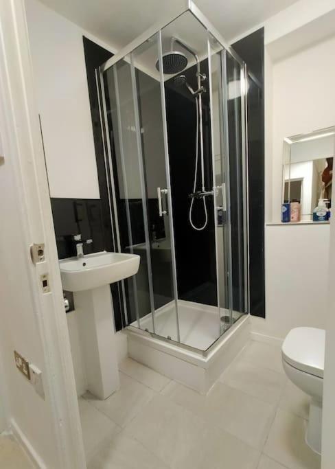 Impeccable 2-Bed House Apartman London Kültér fotó