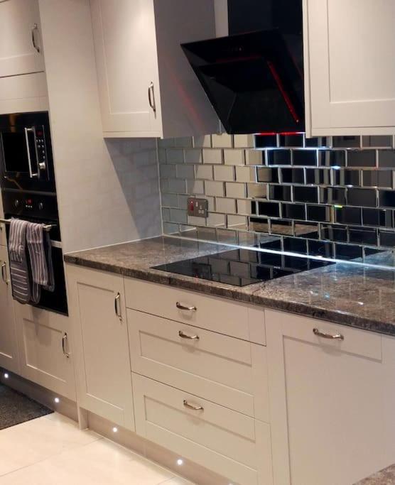 Impeccable 2-Bed House Apartman London Kültér fotó